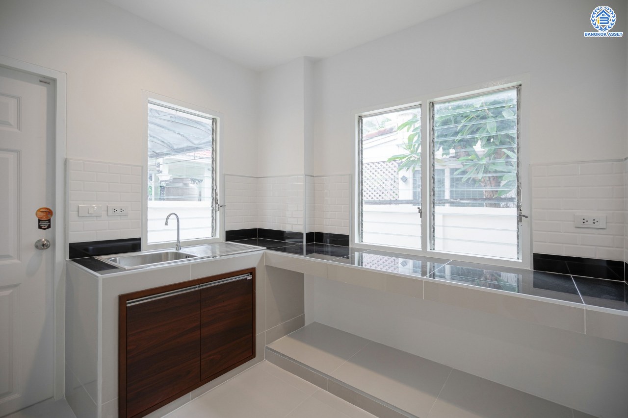 บ้านมือสองตกแต่งใหม่ โครงการ มณีรินทร์พาร์ค รัตนาธิเบศร์-ท่าอิฐ หลังมุม แบรนด์ Property Perfect เนื้อที่ 74.10 ตร.ว. ฟังก์ชัน 3 ห้องนอน 3 ห้องน้ำ 1 ห้องอเนกประสงค์ จอดรถได้ 2 คัน บนทำเลศักยภาพ เชื่อมต่อทั้ง ถนนรัตนาธิเบศร์ และถนนราชพฤกษ์ ใจกลาง 2 เซ็นทรัลฯ ใกล้ทางด่วน "งามวงศ์วาน" และรถไฟฟ้า "สถานีบางรักน้อยท่าอิฐ"